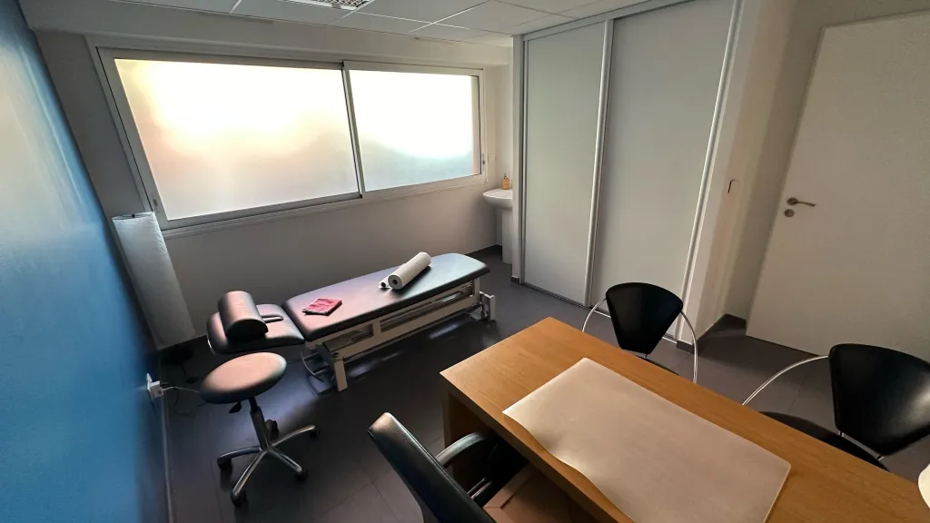A LOUER LOCAL PROFESSIONEL sur HYERES (VAR-83)