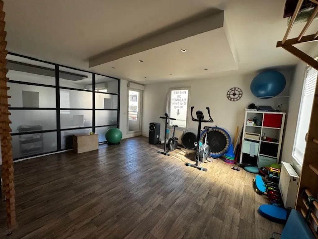 Écully hypercentre – Salle de soins équipée et espace de 25 m² à louer