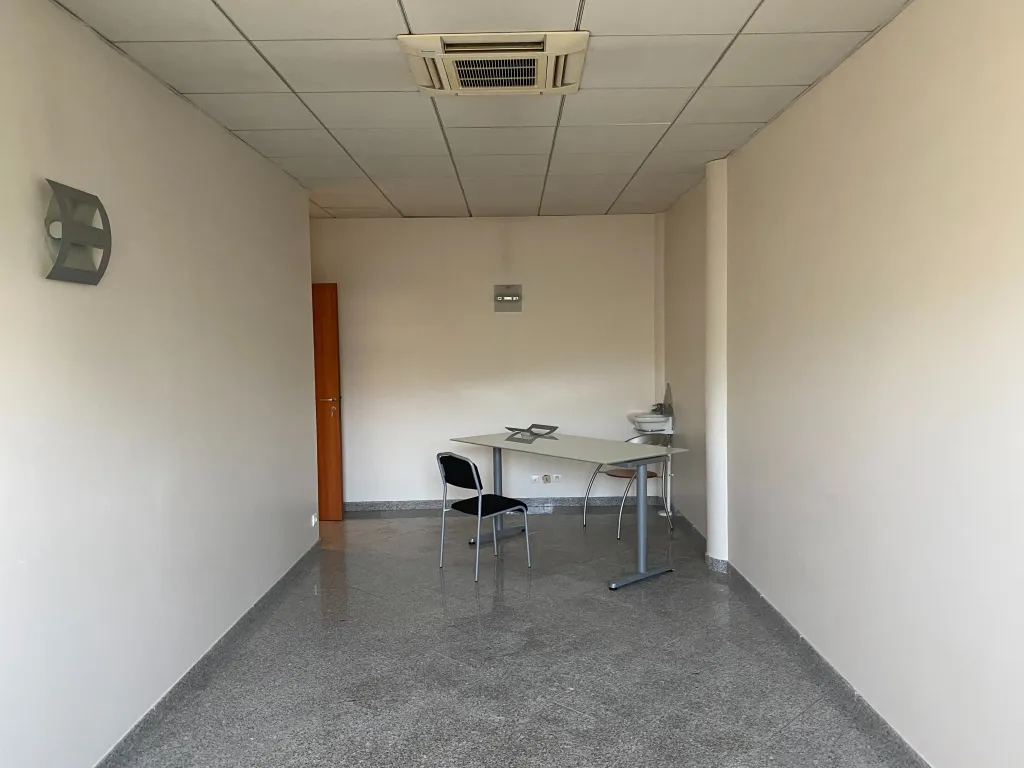 Location local nu 17 m² - Bureau dans pôle médical pluridisciplinaire Magny Le Hongre Val d'Europe
