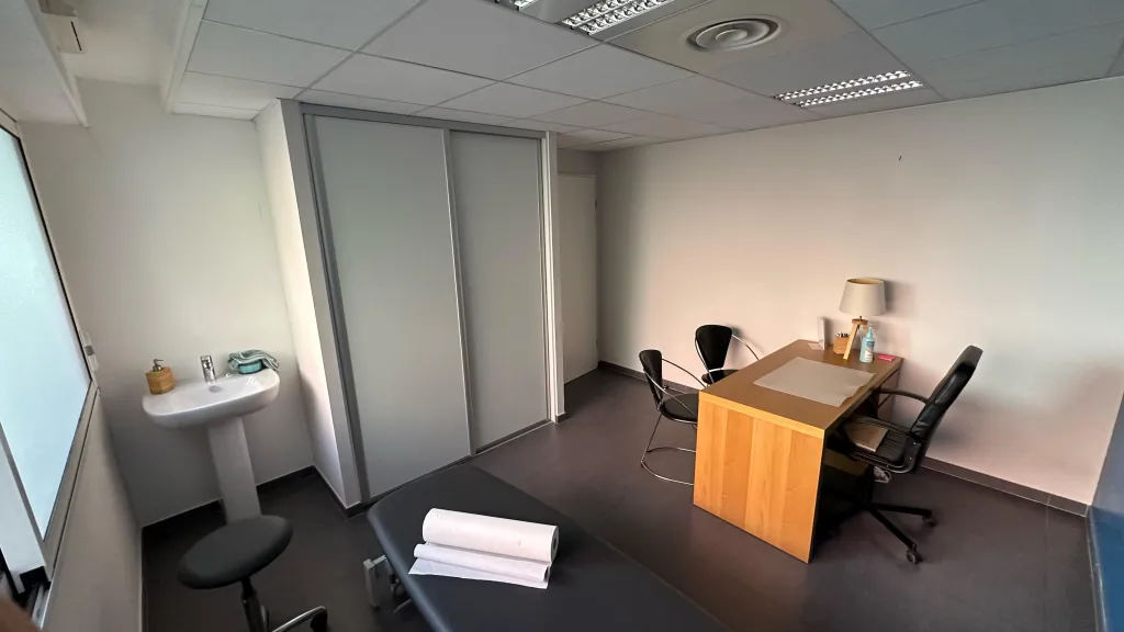 A LOUER LOCAL PROFESSIONEL sur HYERES (VAR-83)