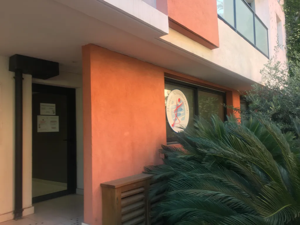 A LOUER LOCAL PROFESSIONEL sur HYERES (VAR-83)