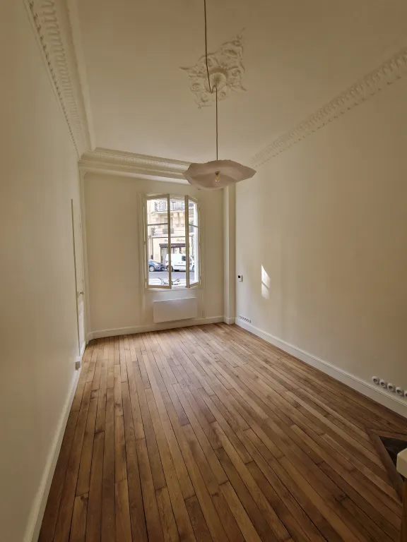 Location salle de consultation dans un appartement refait à neuf Paris 14e