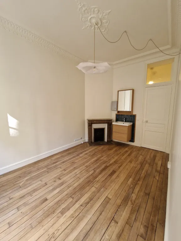 Location salle de consultation dans un appartement refait à neuf Paris 14e