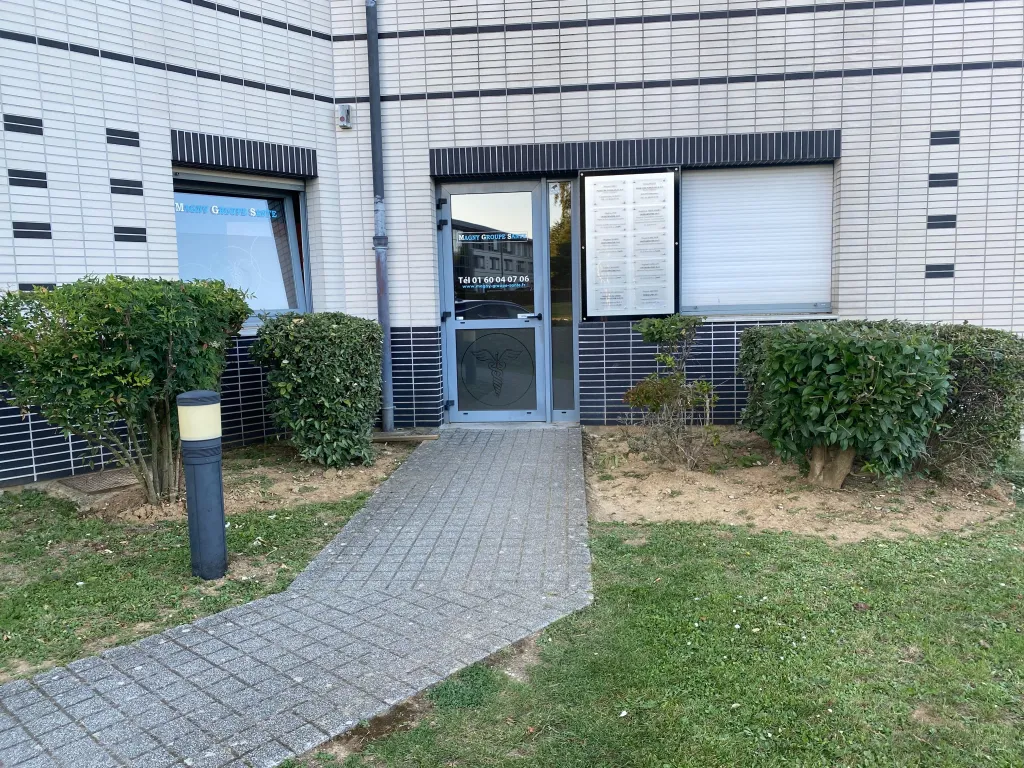 Location local nu 17 m² - Bureau dans pôle médical pluridisciplinaire Magny Le Hongre Val d'Europe